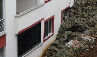 Trabzon’da istinat duvarı binanın üzerine çöktü!