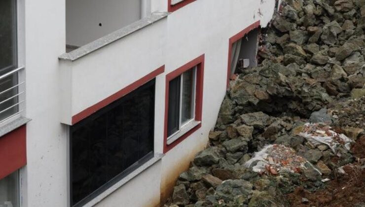 Trabzon’da istinat duvarı binanın üzerine çöktü!