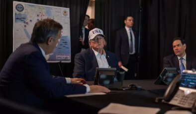 Trump mesaj mı verdi? Arkasındaki haritada Türkiye detayına dikkat