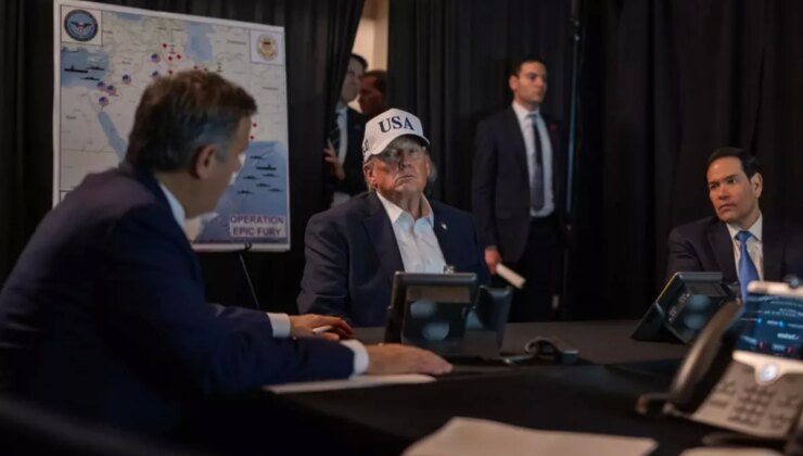 Trump mesaj mı verdi? Arkasındaki haritada Türkiye detayına dikkat