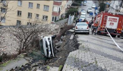 Üsküdar’da korku dolu anlar: Yol çöktü, araç içine düştü