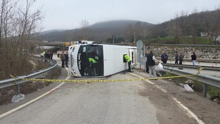 Yalova’da işçileri taşıyan midibüs devrildi: 1 ölü, 20 yaralı!