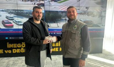 Yolda bulduğu 200 bin lirayı sahibine teslim etti