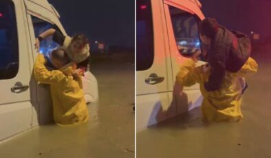 Adana sular altında kaldı! Minibüste mahsur kalan çocuklar böyle kurtarıldı