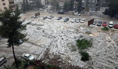 Adana’da dolu: Cadde ve sokaklar beyaza büründü