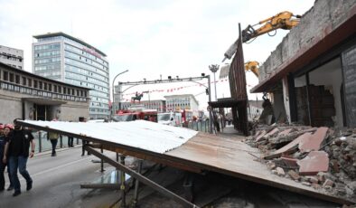 Ankara’da binanın önündeki platform yıkıldı: 3 yaralı