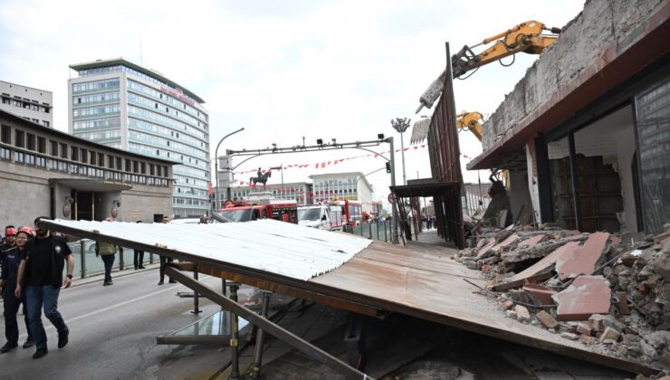 Ankara’da binanın önündeki platform yıkıldı: 3 yaralı