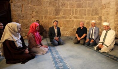 Antalya’da camileri gezen Ukraynalı yoga eğitmeni, Müslüman oldu: Yeni ismi Meryem!