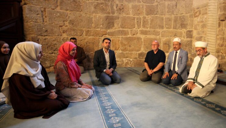Antalya’da camileri gezen Ukraynalı yoga eğitmeni, Müslüman oldu: Yeni ismi Meryem!