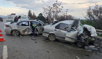 Araç karşı şeride geçti! Katliam gibi kazada 4 kişi feci şekilde can verdi