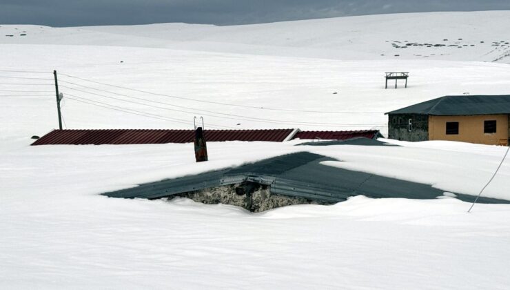 Ardahan’da yayla evleri kar altında kaldı