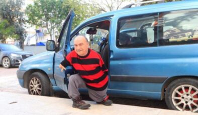 Ayaklarıyla tıraş oluyor, yemek yiyor, para üstü veriyor