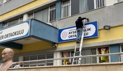 Ayser Çalık Ortaokulu’nun tabelası, yeni binaya asıldı