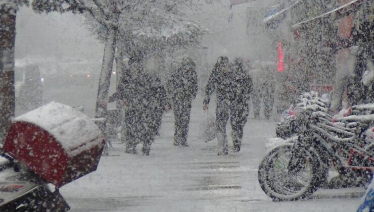 Bahar beklerken kar sürprizi! Şehir bir anda beyaza büründü