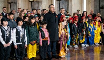 Bakan Tekin 81 ilden çocuklarla Anıtkabir’de: Düşünen, üreten ve değer katan bireyler yetiştiriyoruz