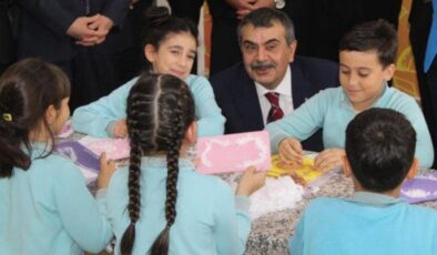 Bakan Tekin’den halı saha sözü