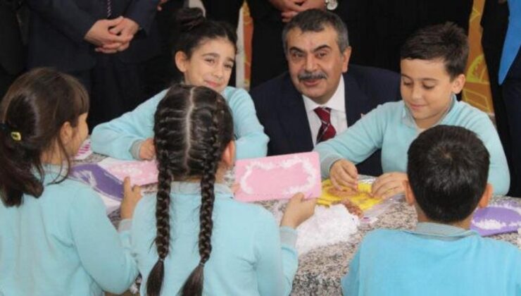 Bakan Tekin’den halı saha sözü