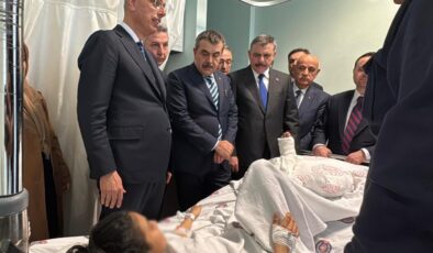 Bakanlar Kahramanmaraş’taki silahlı saldırıda yaralananları ziyaret etti