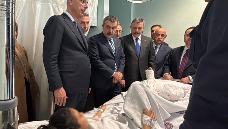 Bakanlar Kahramanmaraş’taki silahlı saldırıda yaralananları ziyaret etti
