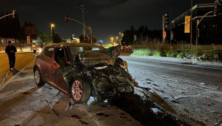 Bakırköy’de seyir halindeki otomobil, tıra arkadan çarptı: 1 yaralı