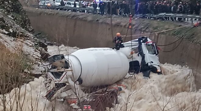 Bitlis’te beton mikseri dereye yuvarlandı: Kayıp şoför için seferberlik başlatıldı