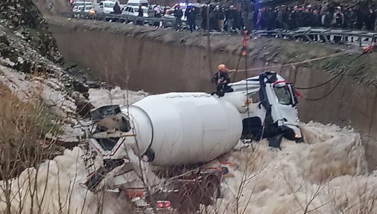 Bitlis’te beton mikseri dereye yuvarlandı: Kayıp şoför için seferberlik başlatıldı