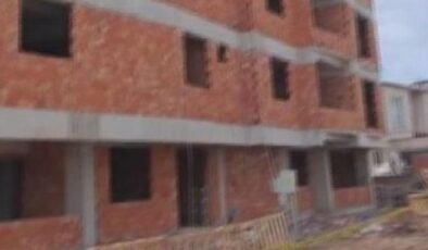 Çalıştığı inşaatın çatısından düşüp öldü