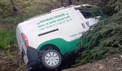 Cenaze nakil aracı kaza yaptı, araçtaki 2 kişi yaralandı