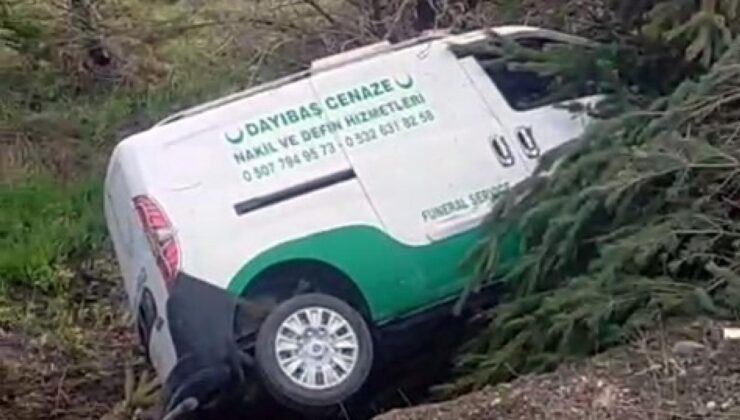 Cenaze nakil aracı kaza yaptı, araçtaki 2 kişi yaralandı