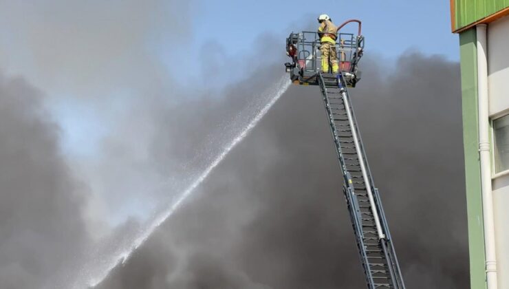 Dudullu OSB’de plastik fabrikası alevlere teslim oldu