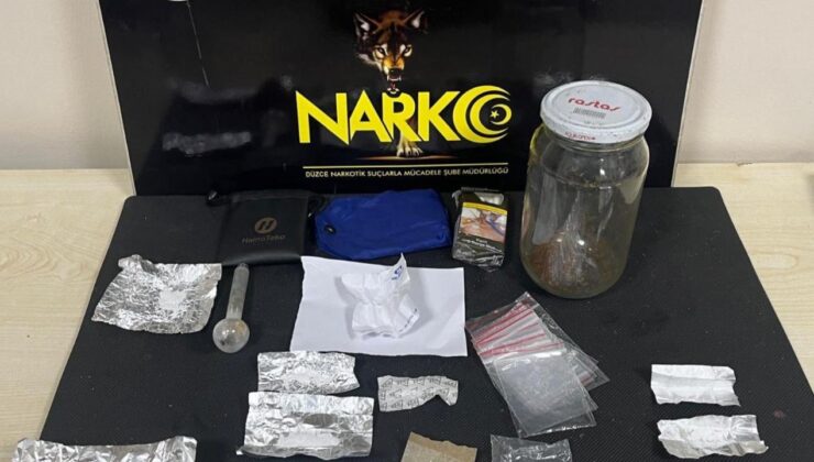 Düzce’de suç makinelerine narkotik darbesi: 45 suç kayıtlı iki zehir taciri tutuklandı!