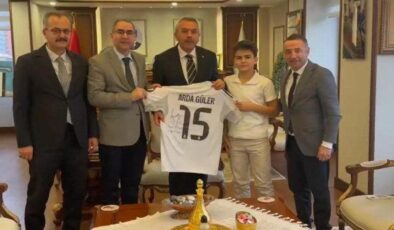 Erdoğan'dan imzalı Arda G&uuml;ler forması istemişti: Rizeli Safa formasına kavuştu