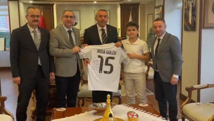 Erdoğan'dan imzalı Arda G&uuml;ler forması istemişti: Rizeli Safa formasına kavuştu