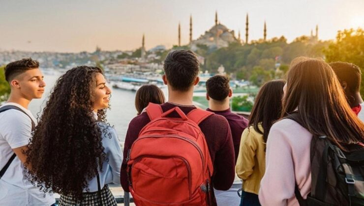 Gençlerin 3’te 1’i dindarlığı “göstermelik” buluyor
