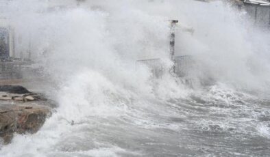 Gökçeada ve Bozcaada feribot seferlerine fırtına engeli