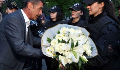 Günlerdir süren krizin ardından madenciler polislere çiçek verdi