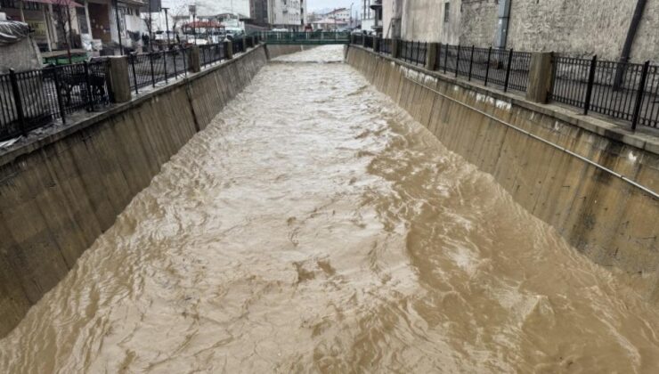 Hakkari’yi sağanak ve heyelan vurdu