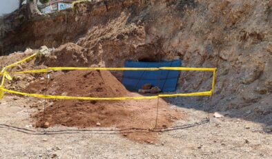 Hatay’da belediyenin kazısında kaya mezarı bulundu