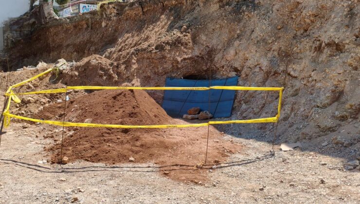 Hatay’da belediyenin kazısında kaya mezarı bulundu