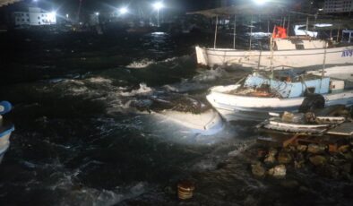 Hatay’ı fırtına vurdu! Tekneler battı, ağaçlar devrildi