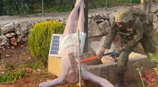 İsrail askeri İsa heykeline balta ile saldırdı