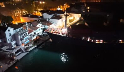 İstanbul Boğazı’nda gemi karaya oturdu! Binalara 10 metre kala faciadan dönüldü