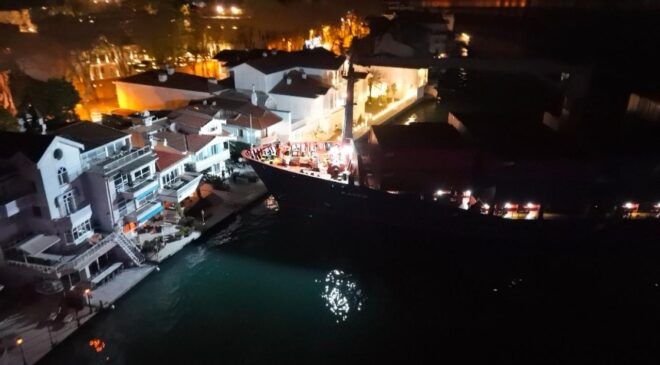 İstanbul Boğazı’nda gemi karaya oturdu! Binalara 10 metre kala faciadan dönüldü