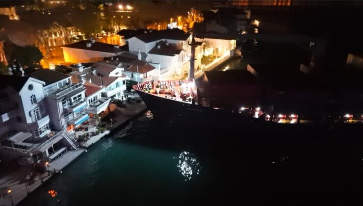 İstanbul Boğazı’nda gemi karaya oturdu! Binalara 10 metre kala faciadan dönüldü