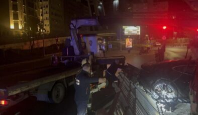 İstanbul’da lüks otomobil kaza yaptı: Yaralılar var