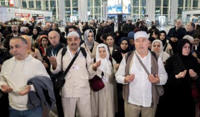 İstanbul’dan ilk hac kafilesi kutsal topraklara uğurlandı