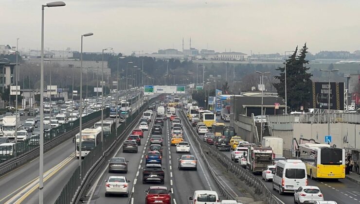 İstanbul’da sabah trafiği kilitlendi: Yoğunluk yüzde 83’ü buldu