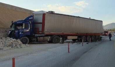 İstinat duvarına çarpan TIR’daki mermerler, otomobildekilerin üzerine düştü; 1 ölü, 3 yaralı