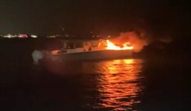 Kadıköy’de yanan tekneden 4 kişi kurtarıldı