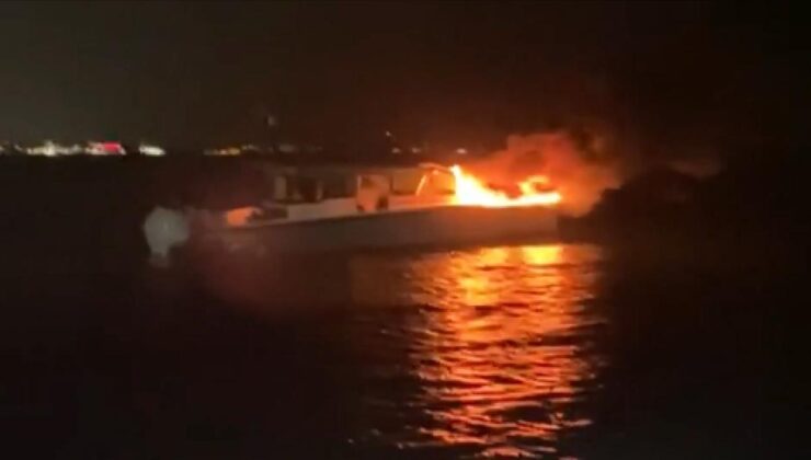 Kadıköy’de yanan tekneden 4 kişi kurtarıldı